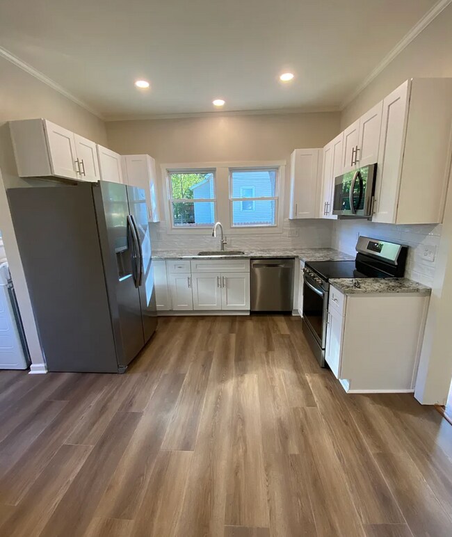 Building Photo - Renovated 3/1 Available Near Downtown Gree...