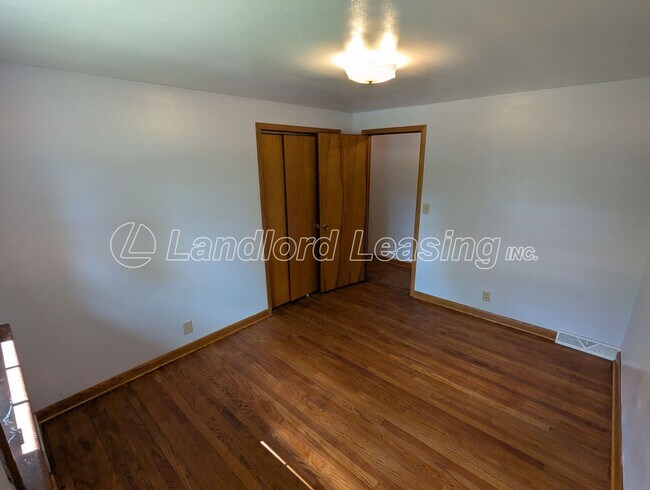 Building Photo - Spacious Split-Level Home in Columbia Stat...