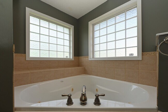 Building Photo - **BEAUTIFUL, WELL-MAINTAINED BRICK HOME ON A LOVELY 0.63-ACRE LOT IN A DESIRABLE NEIGHBORHOOD**