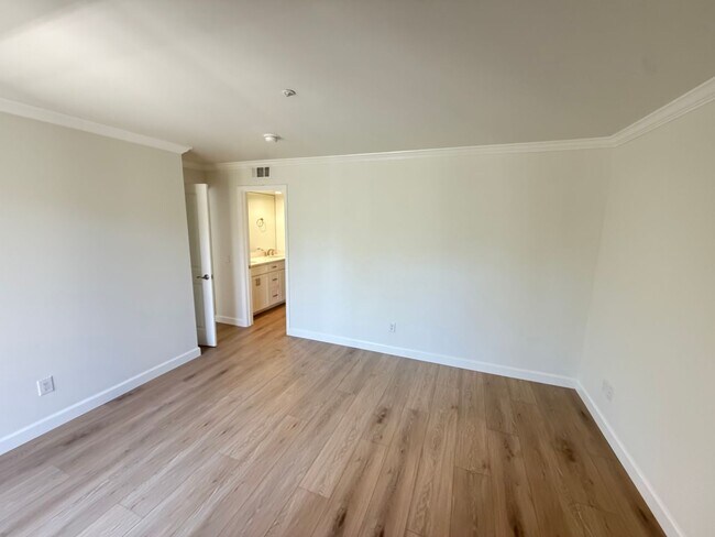 Building Photo - Cozy 2 Bedroom 1 Bath Unit