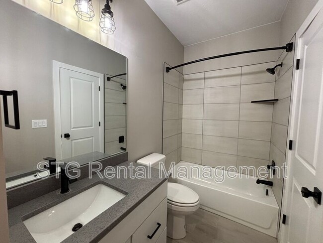 Building Photo - 840 Twin Lakes Dr