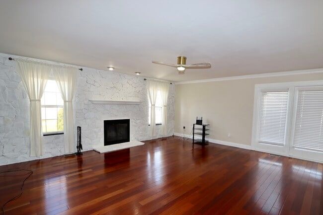 Building Photo - 2969 Columbia Dr