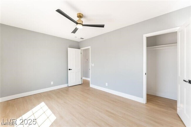 Building Photo - 915 Melrose Dr