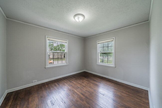Building Photo - 1155 Greenbrier Dr