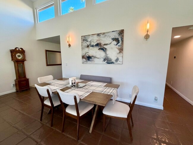 Building Photo - 177 Las Lomas