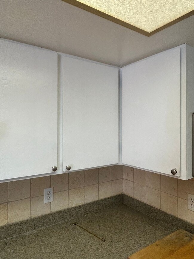 Building Photo - NICE OLDER HOME IN ESTABLISHED AREA