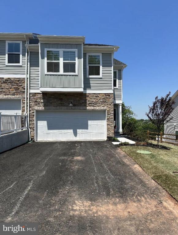 Building Photo - 704 Peony Ln