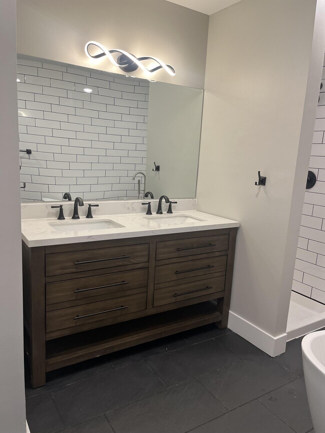 Building Photo - 110 Hemlock St