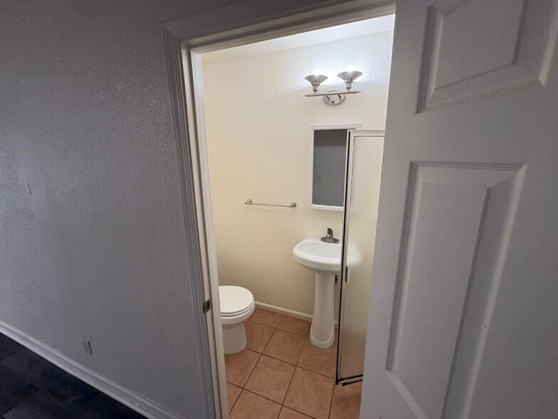 Building Photo - 342 W 10th St