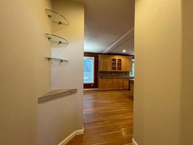 Building Photo - 5 Bed 2.5 Bath + a Den in Tigard/Bull Mountain - Solar Panels, Central A/C and More!