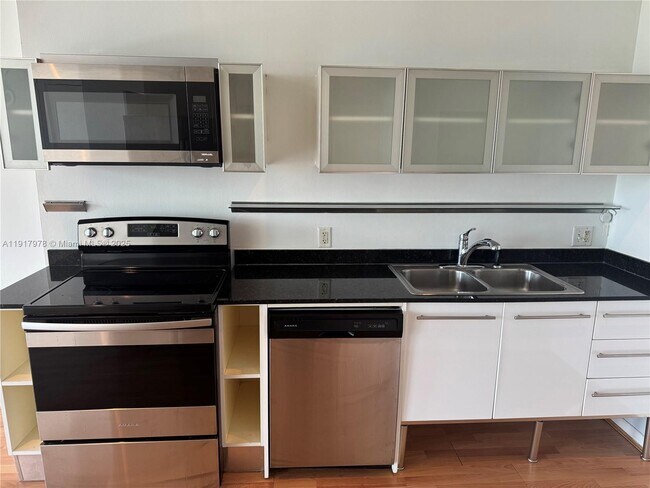 Building Photo - 10 SW South River Dr