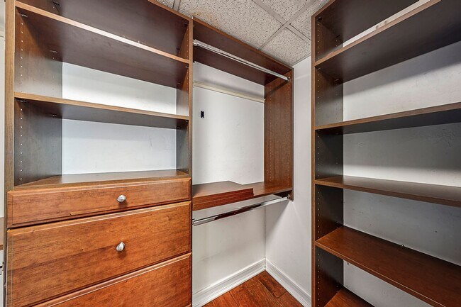 Building Photo - Stunning Condo with Downtown Views – Prime...