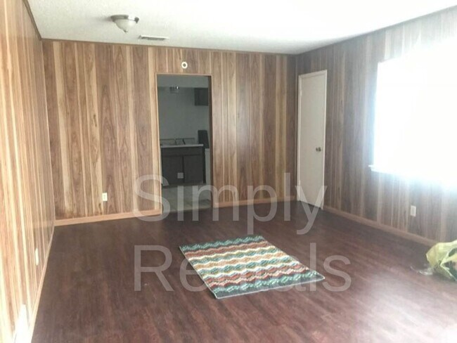 Building Photo - 409 Maple St