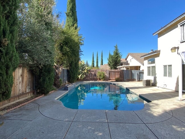 Building Photo - Large Four Bed, Three Bath Home with a Pool