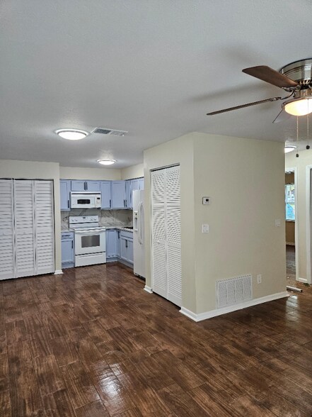 Building Photo - 3950 SE 17th Ct