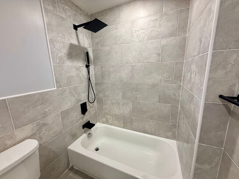 Building Photo - 13 Roosevelt Ave