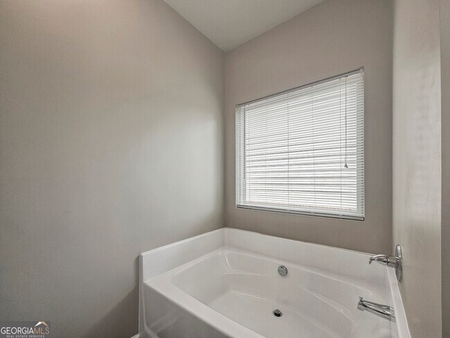 Building Photo - 213 Daisy Cir