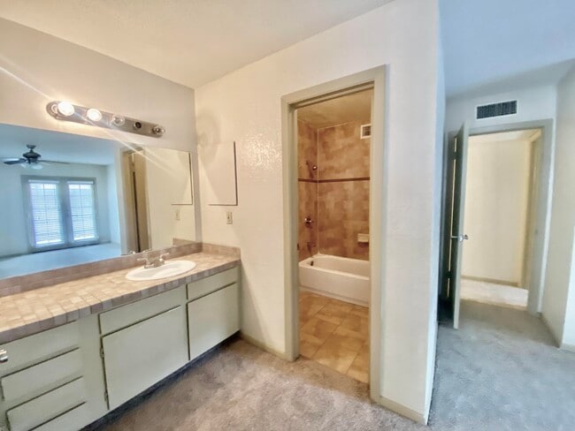 Building Photo - 4433 N Stanton St