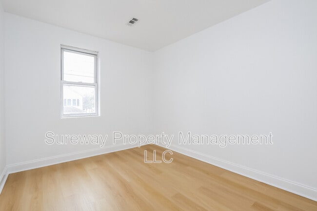 Building Photo - 300 Monroe Ave