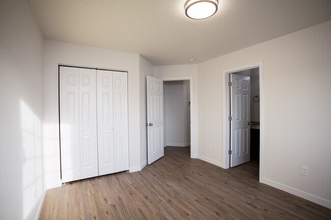 Building Photo - Iris Townhouse