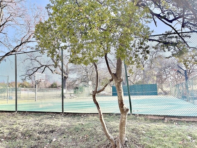 Building Photo - 3119 Lakeside Dr