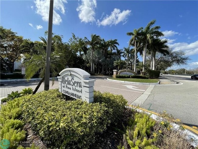 Building Photo - 711 N Pine Island Rd