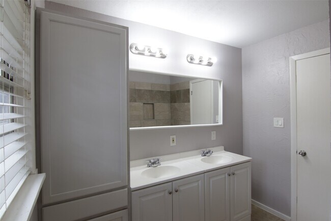 Building Photo - 7941 Longridge Dr