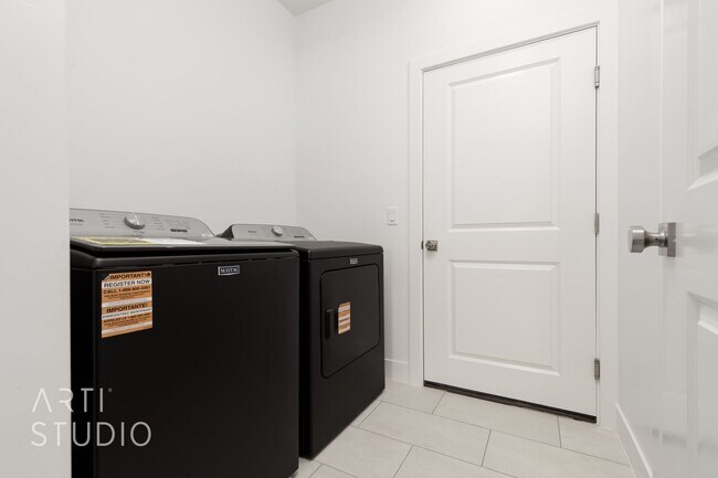 Building Photo - Brand New 3 Bed / 2 Bath Duplex – Modern L...