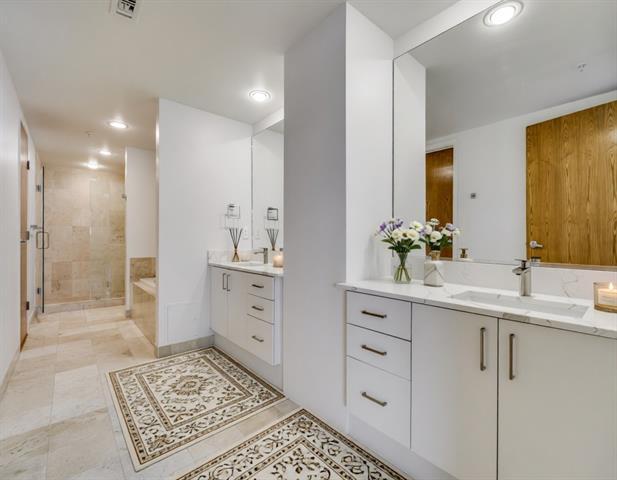 Building Photo - 2011 Cedar Springs Rd