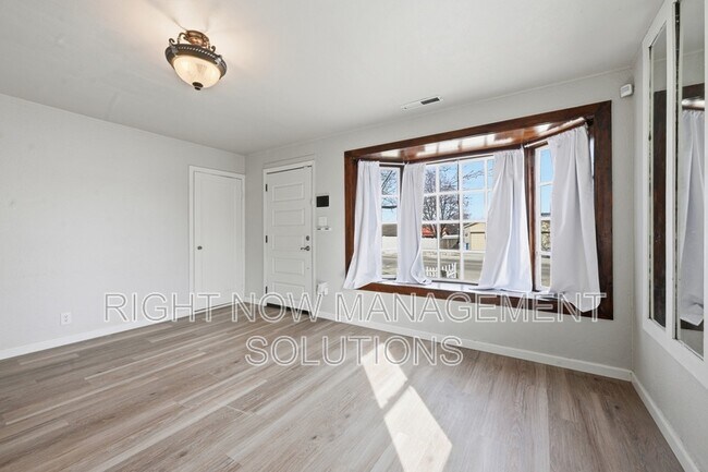 Building Photo - 415 W Linden St