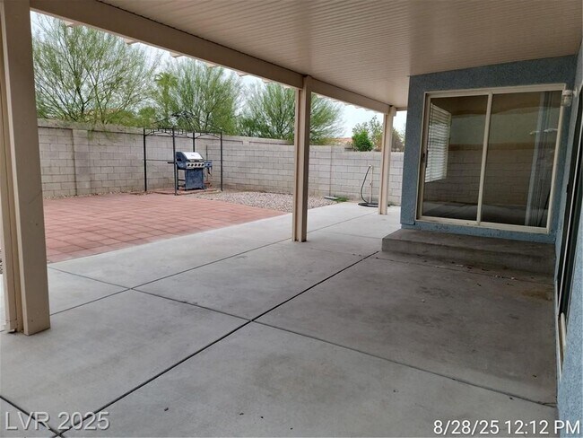 Building Photo - Charming Silverado Ranch Home!