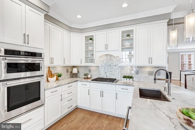 Building Photo - 17 Alexander St