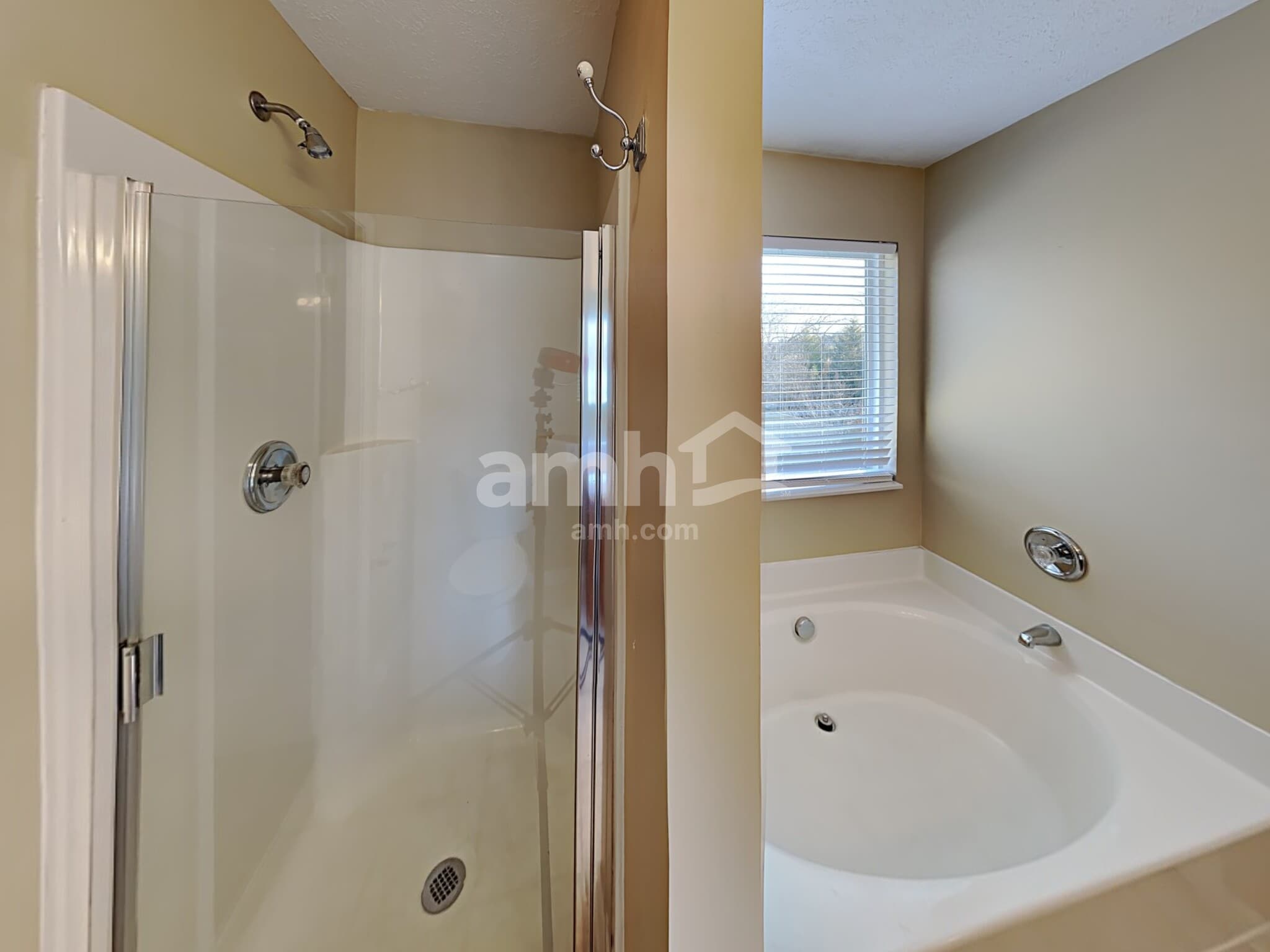 Building Photo - 4529 Hawthorn Dr