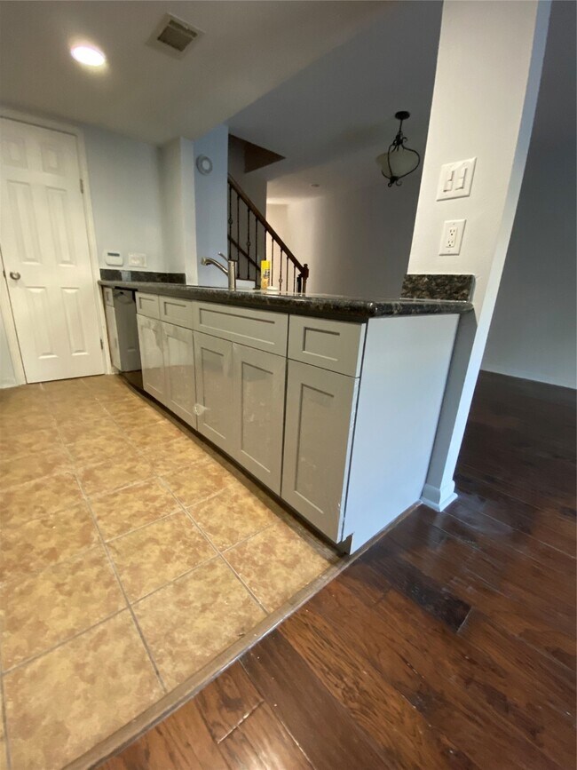 Building Photo - 939 Memorial Village Dr