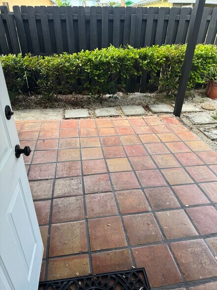 Building Photo - 171 S Broadway