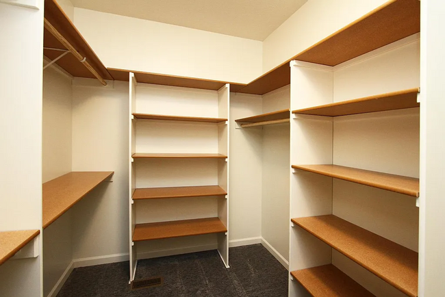 Building Photo - 5 Bedroom and 3 Bathroom House available J...