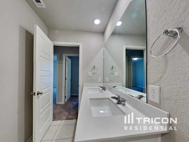 Building Photo - 13611 Emerson Way Saint Hedwig TX