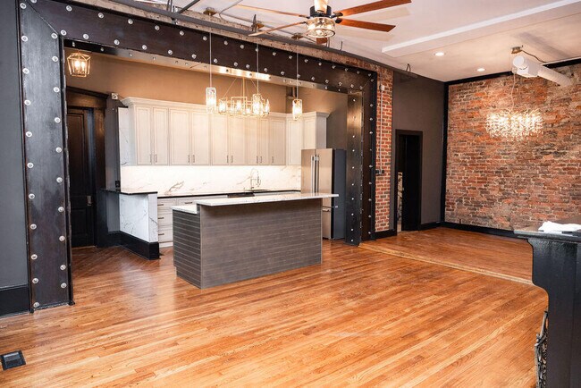 Building Photo - 275 S Limestone