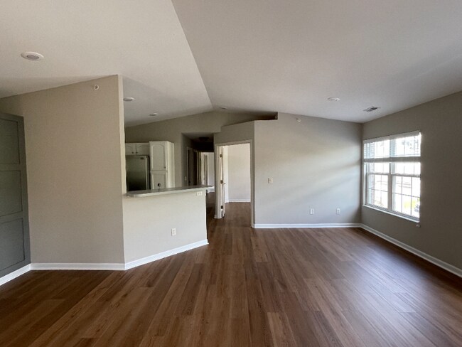 Building Photo - 301 Skyview Ct