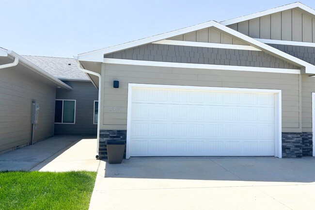 Building Photo - New Ranch Style 2 Bed 2 Bath Townhome