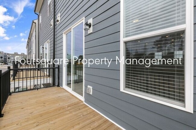 Building Photo - Spacious Townhome with Entry-Level Guest Suite, Washer/ Dryer Included, 2nd floor Balcony & 2-Car...