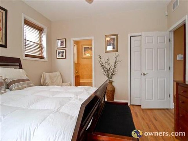 MASTER BR - 1421 W Walton St