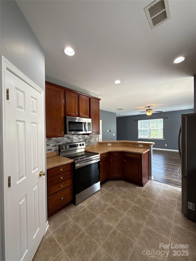 Building Photo - 4819 Abercromby St