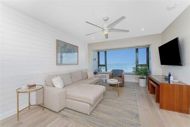 Building Photo - 1500 Park Beach Cir