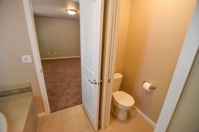 Building Photo - Gorgeous home in Olympia!!