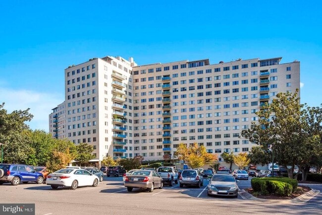 Building Photo - 10201 Grosvenor Pl