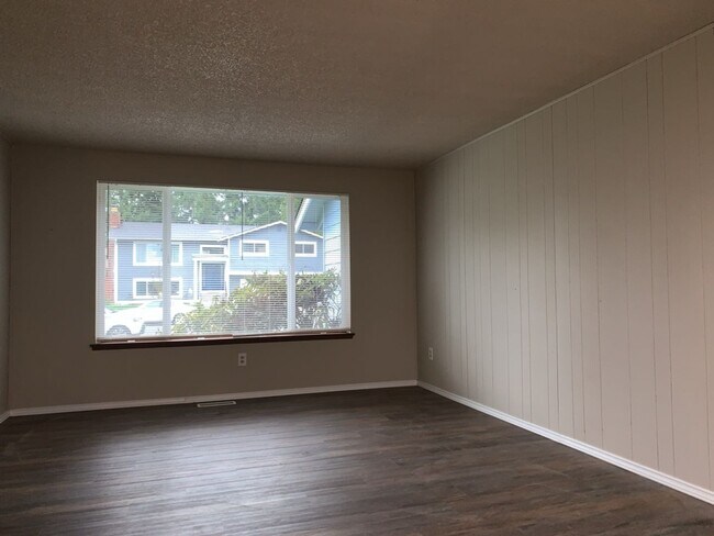 Building Photo - Beautiful 3Bd/1.5 Ba Federal Way Home.