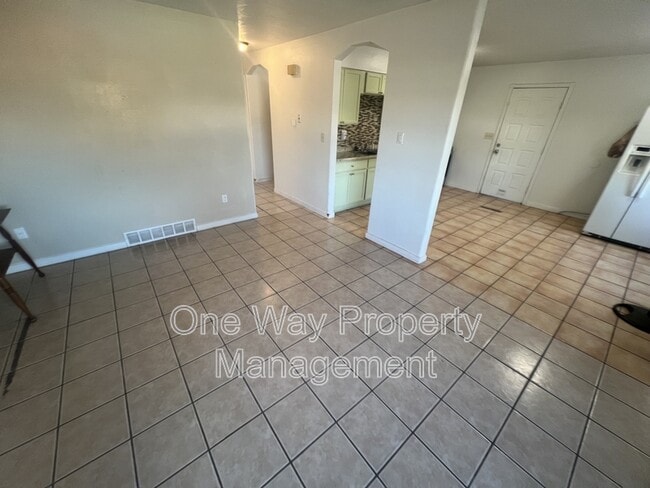 Building Photo - 1114 Longview Dr