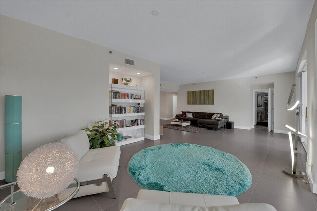 Building Photo - 4108 W Palm Aire Dr