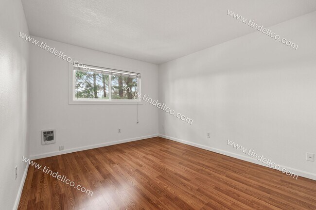 Building Photo - Charming Upstairs 2BD/1BA in the Heart of Multnomah Village- Water, Sewer & Garbage Included!